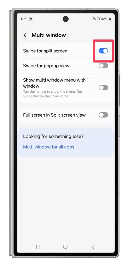 One UI screenshots showing how to activate a shortcut for split-screen view.