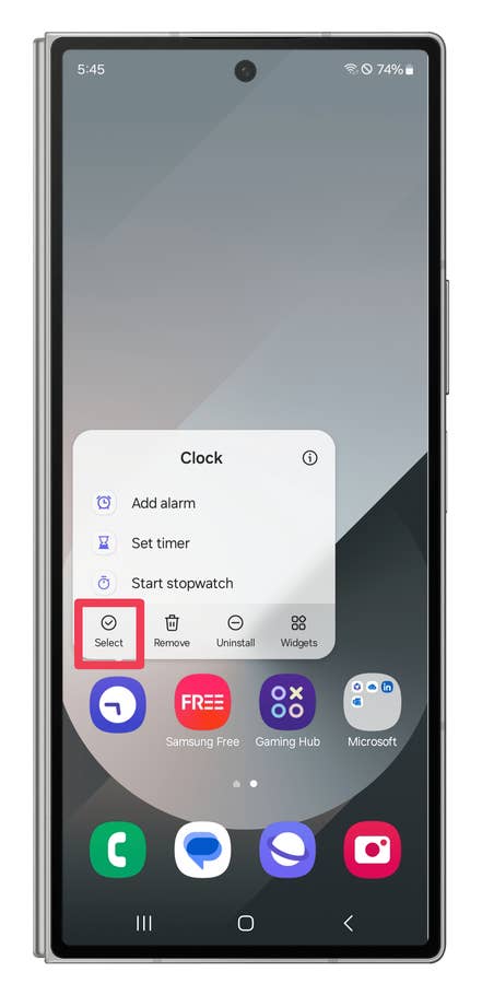 One UI screenshots showing how to move (or remove) multiple apps from the home screen.