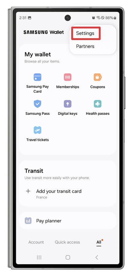 One UI screenshots showing how to hide shortcuts to the Wallet app.
