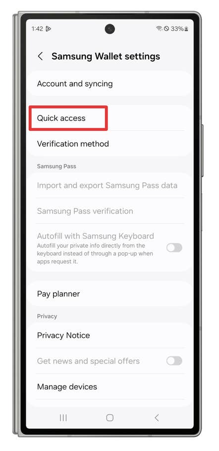 One UI screenshots showing how to hide shortcuts to the Wallet app.