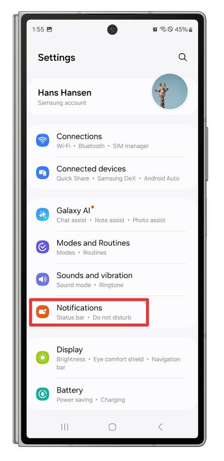 One UI screenshots showing how to customize the system notifications.