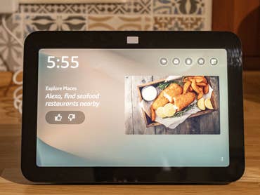 Amazon Echo Show 8 (2023) widgets shown on display