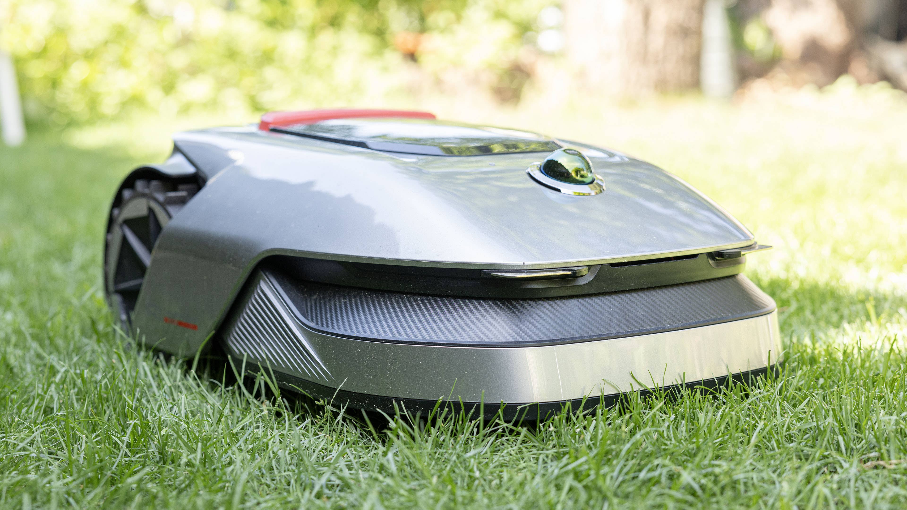 Dreame A1 lawnmower outdoors Dreame A1 lawnmower outdoors
