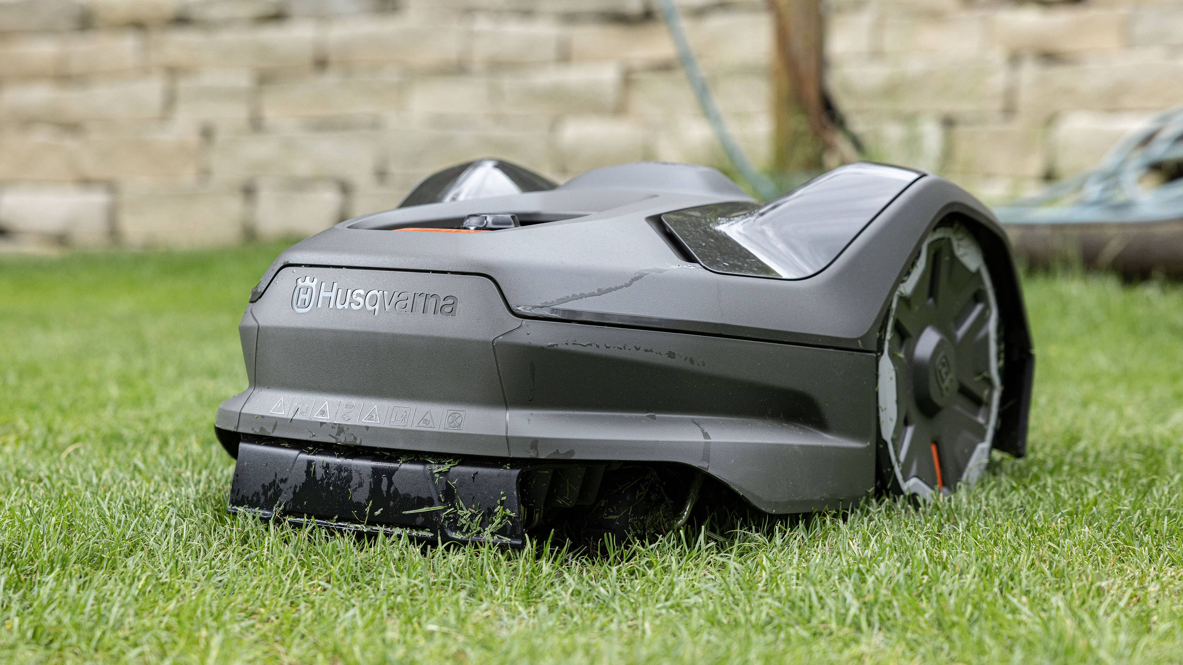 The Husqvarna 410 XE Nera looks equally stunning from the back.