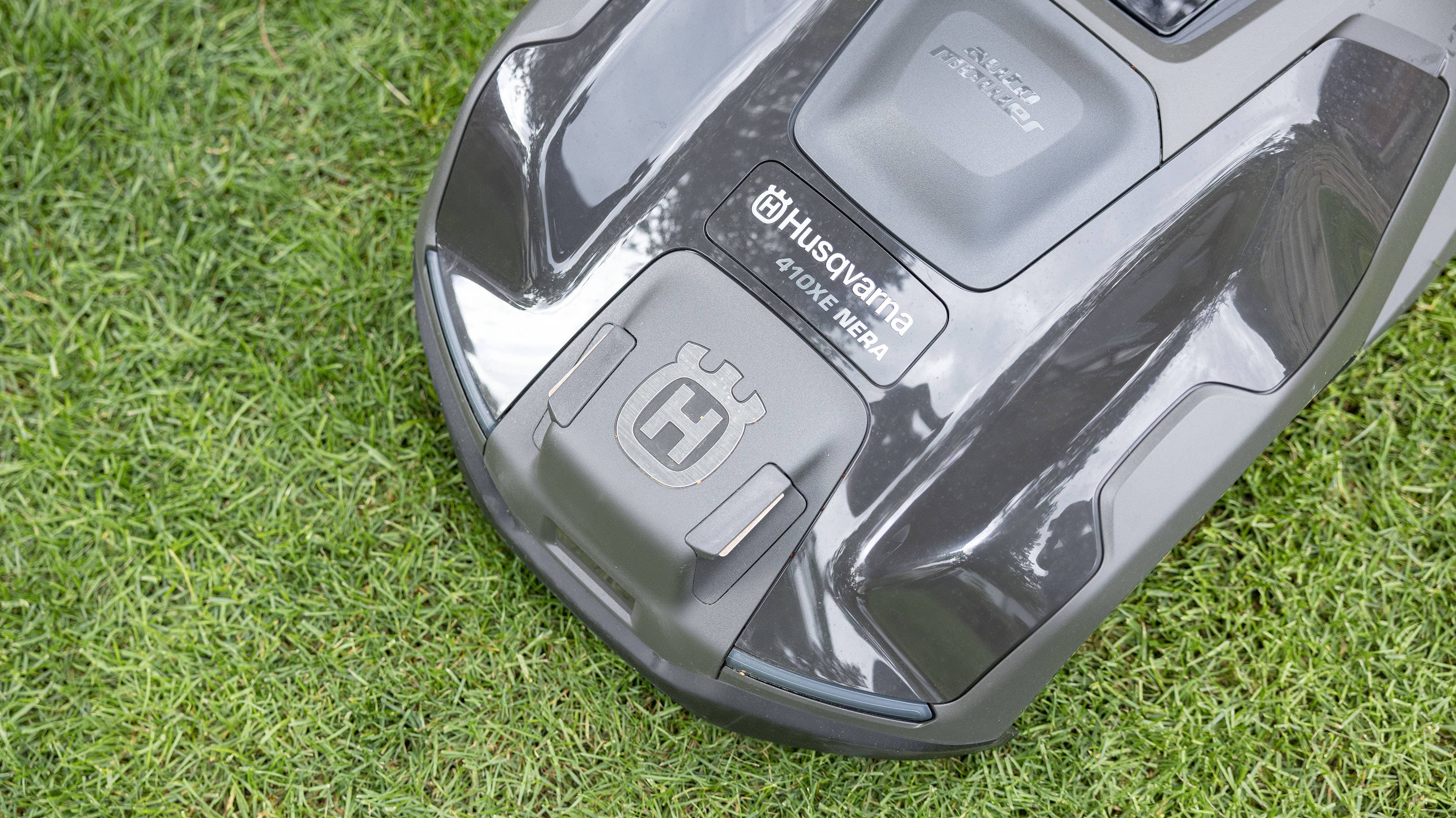 A plug-in kit is required for the Husqvarna 410 XE Nera to operate without a boundary wire.