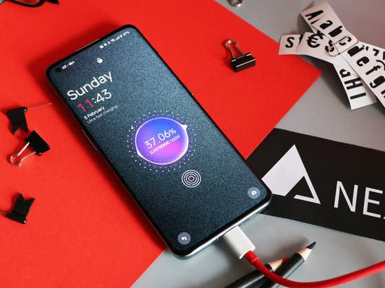 OnePlus 12 Wireless Charging Hints at a Glass Build