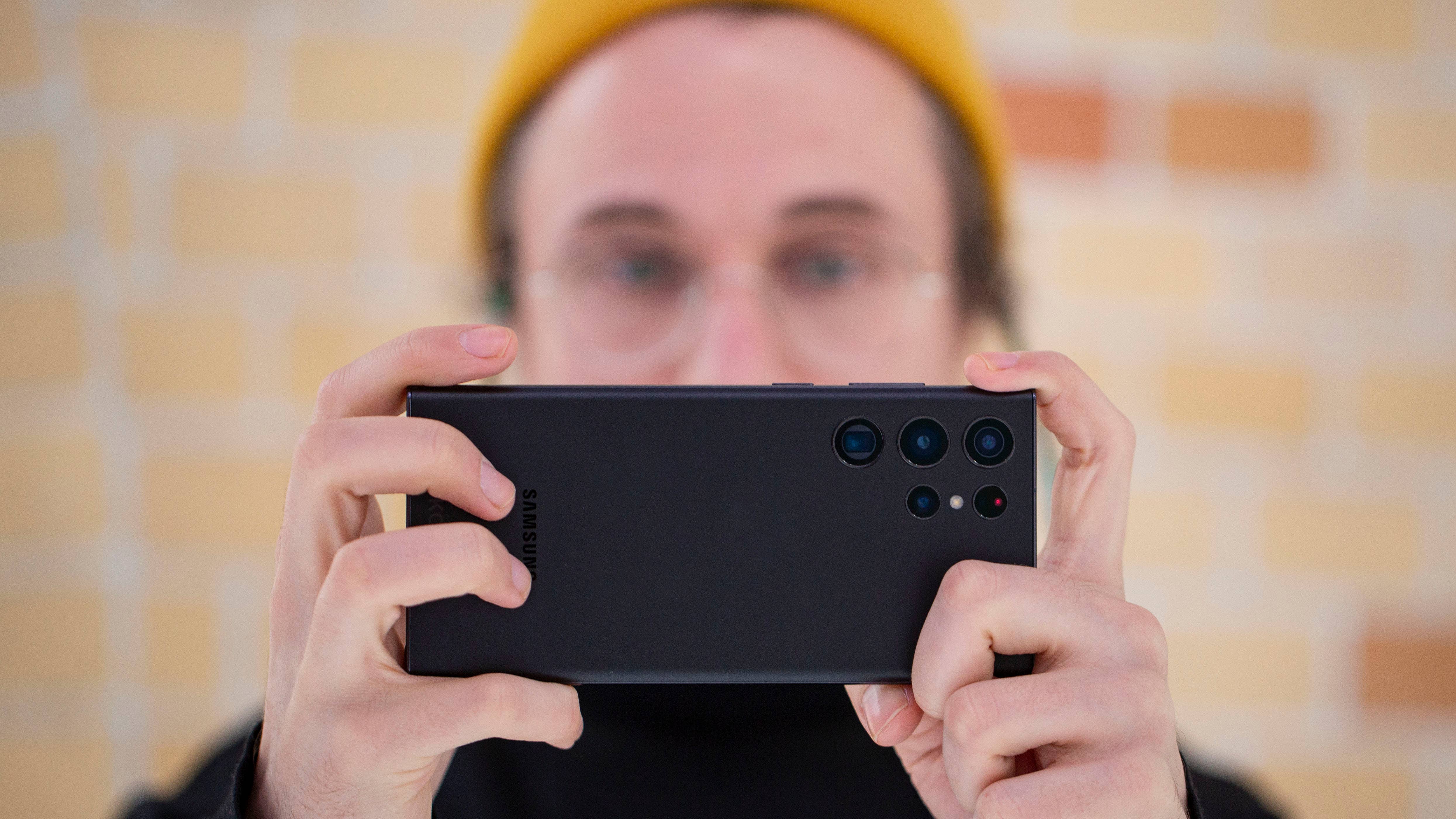 Ben, der das Samsung Galaxy S22 Ultra hält.