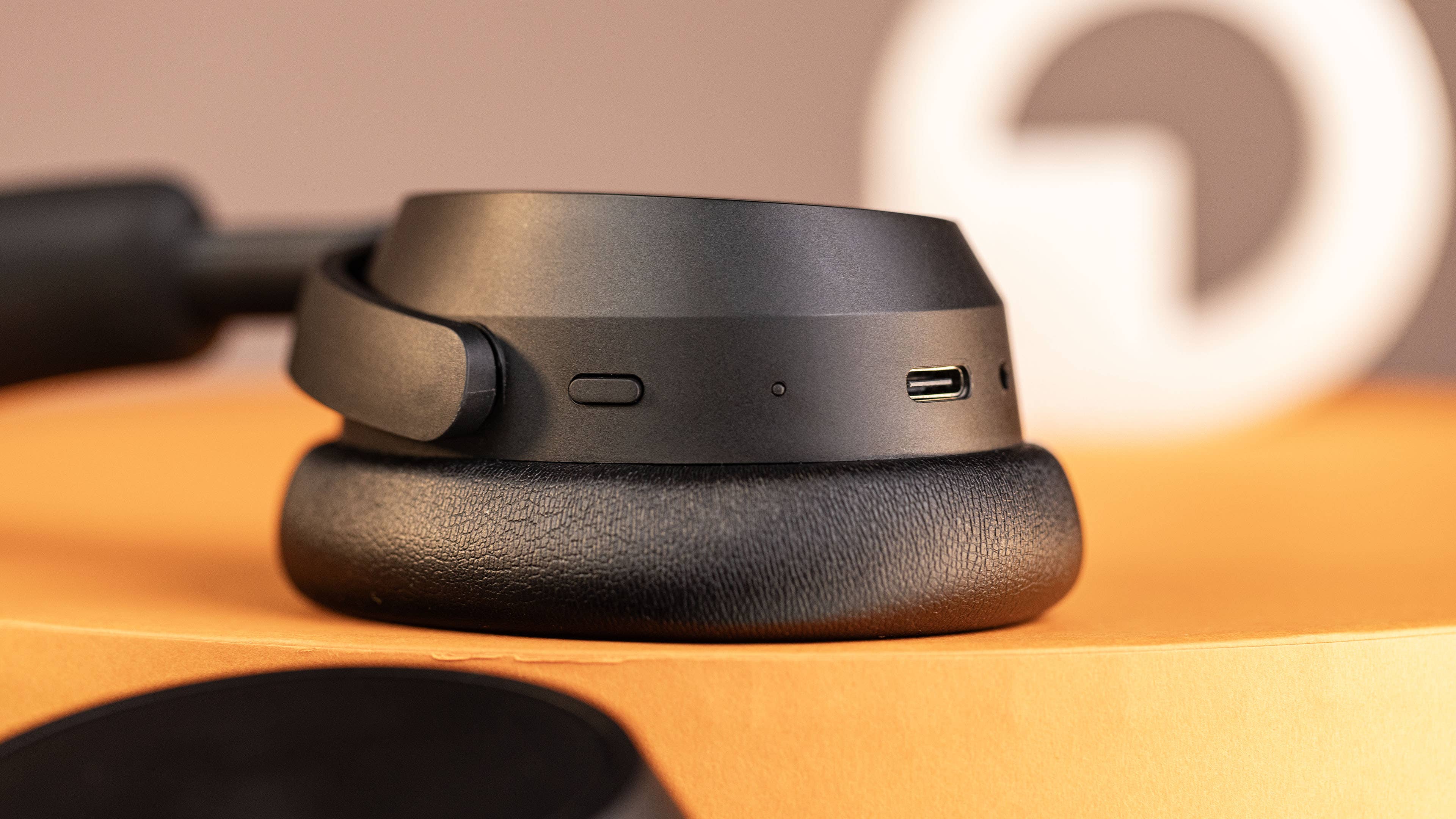 Experience passive sound with the Accentum Plus Wireless without the need for batteries.