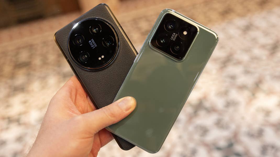 Xiaomi 14 Ultra (left) and Xiaomi 14 held in hand