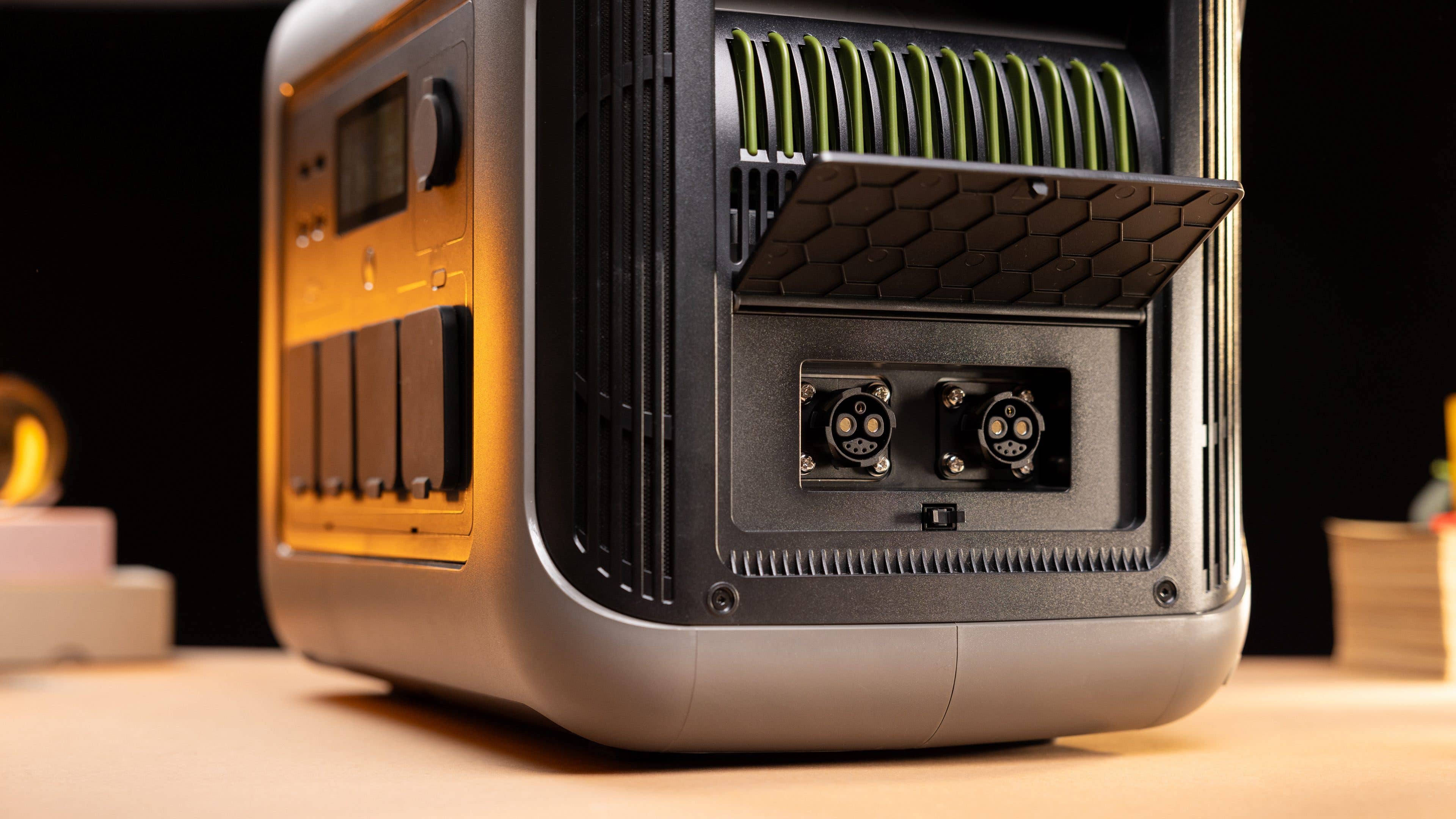 The ventilation slots look really distinctive right above the connections for expansion batteries.