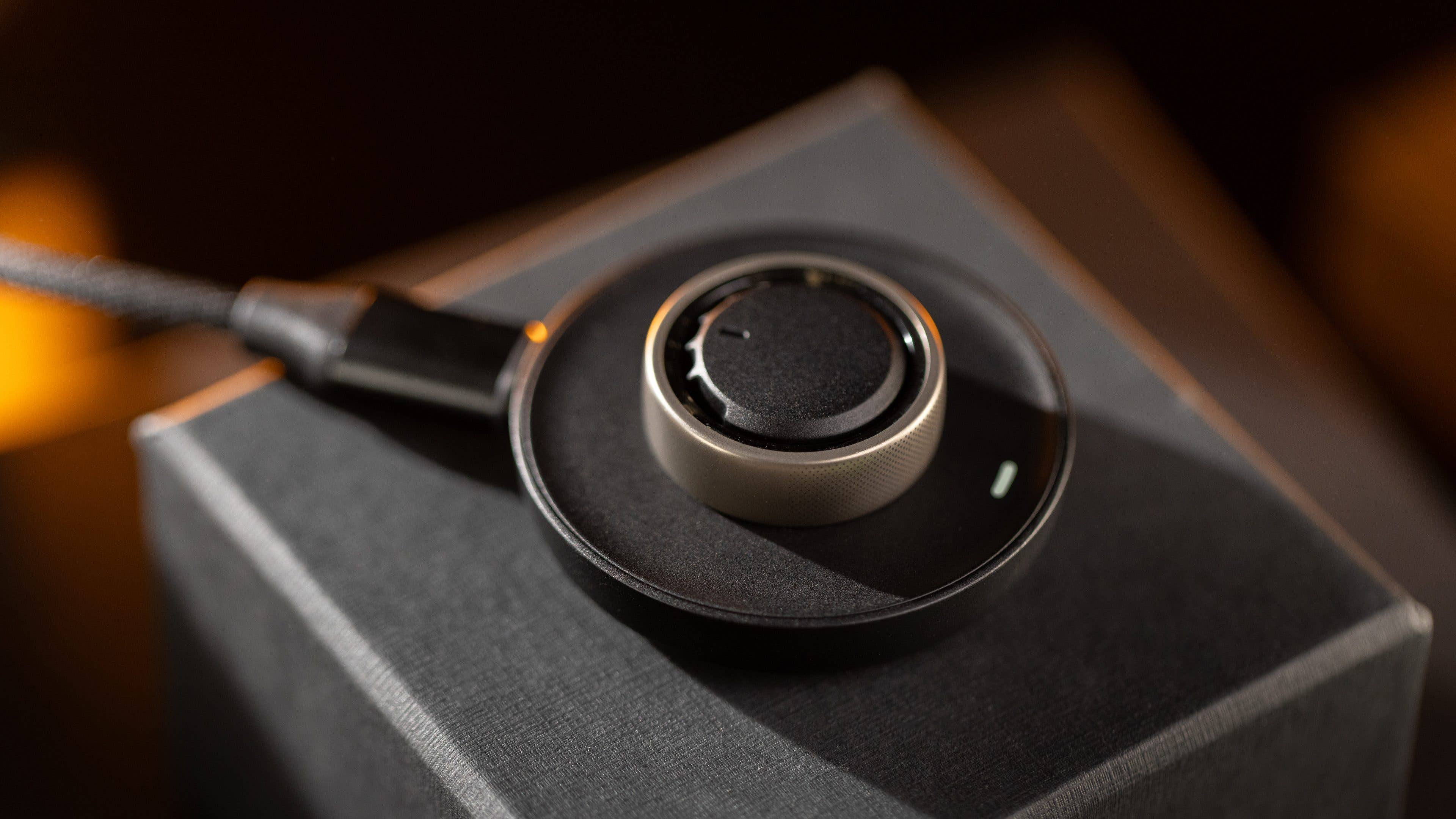 Amazfit Helio Ring smart ring with its charging cradle Amazfit Helio Ring smart ring with its charging cradle