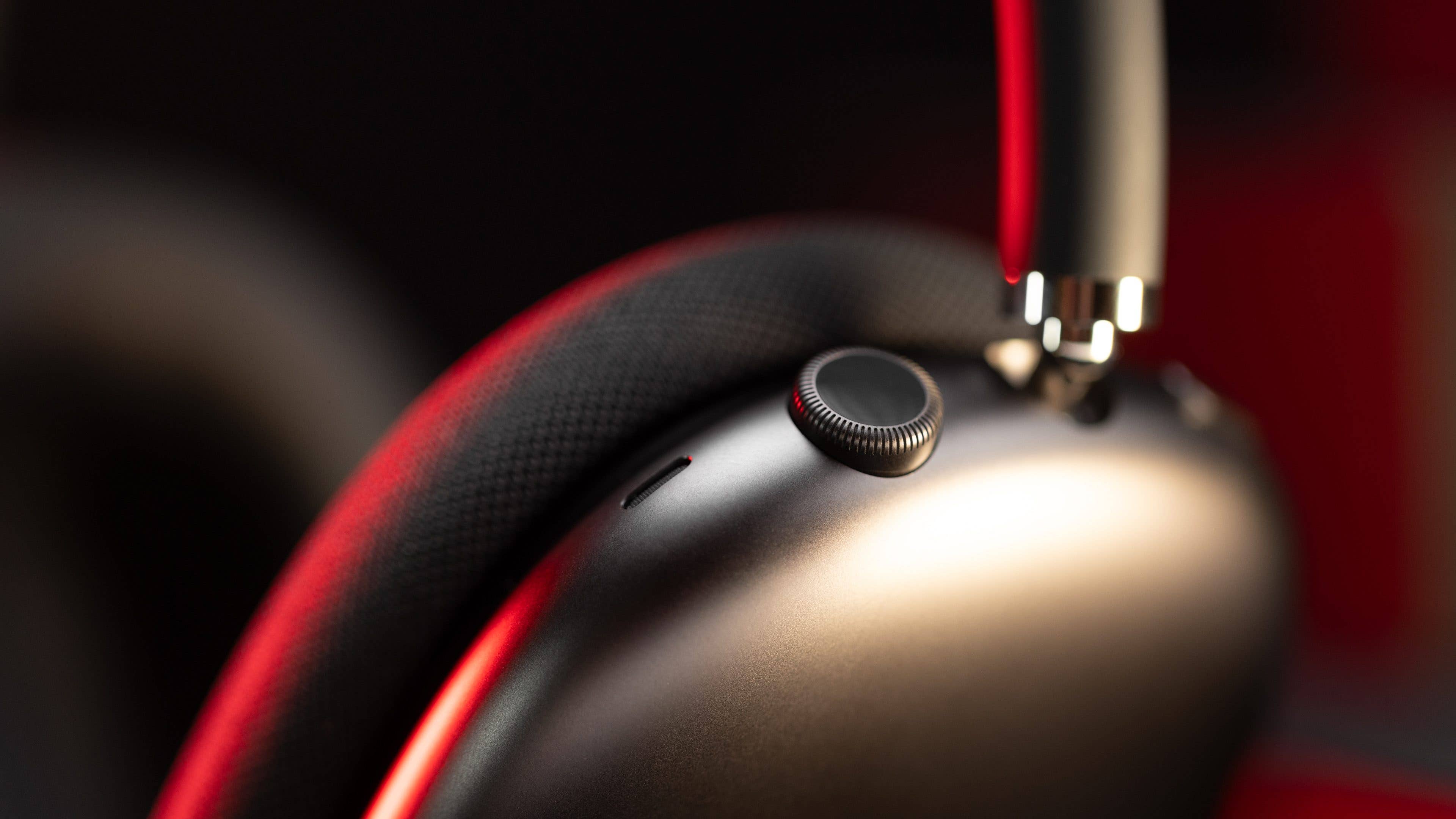 Digital crown on the AirPods Max viewed up close Digital crown on the AirPods Max viewed up close