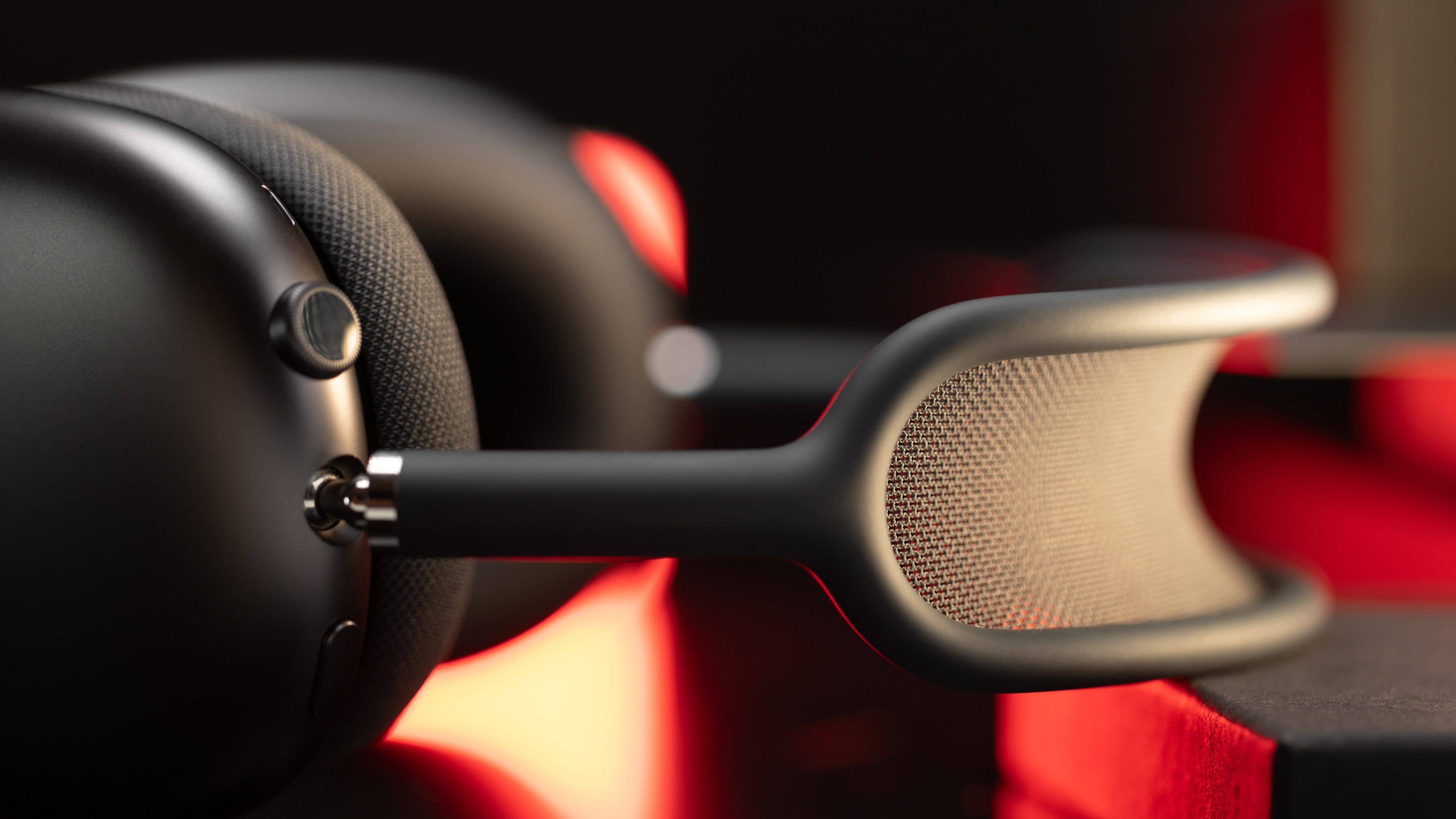 AirPods Max viewed from the side AirPods Max viewed from the side