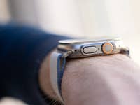 Apple Watch Ultra 2 digital crown