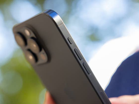 Wipe It Off: Apple Outs Solution for Discolored iPhone 15 Pro’s Titanium
