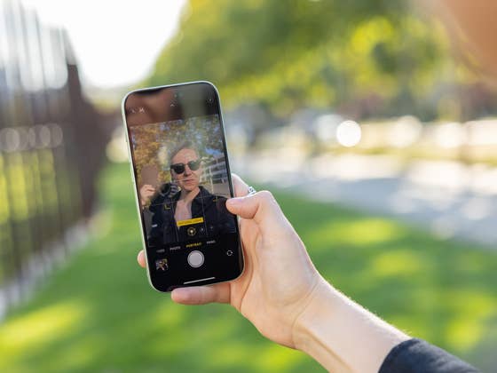 iOS 18 Could Include AI-Powered Object Eraser Feature in iPhones