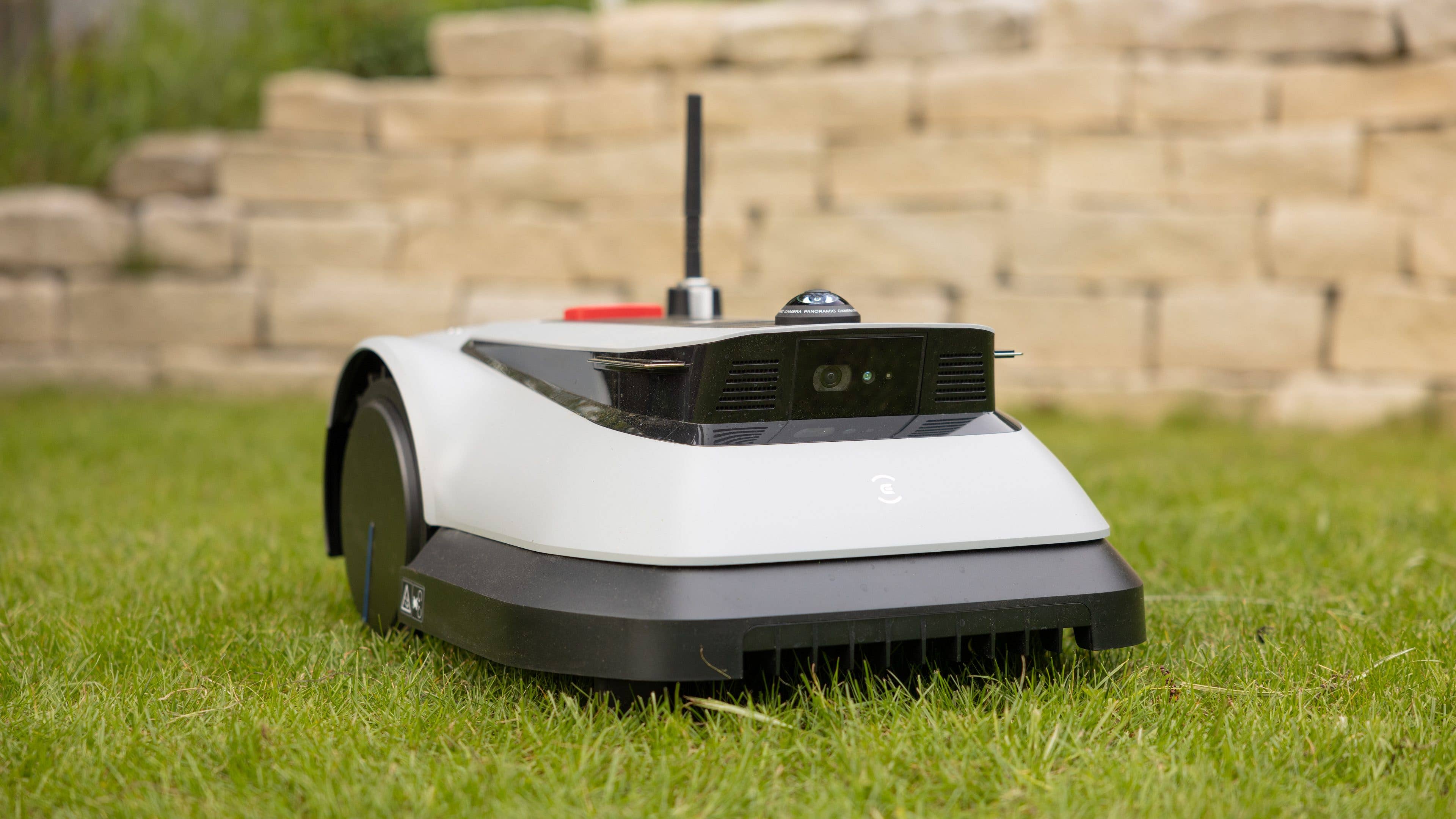 Ecovacs Goat G1-800 lawnmower outdoors Ecovacs Goat G1-800 lawnmower outdoors