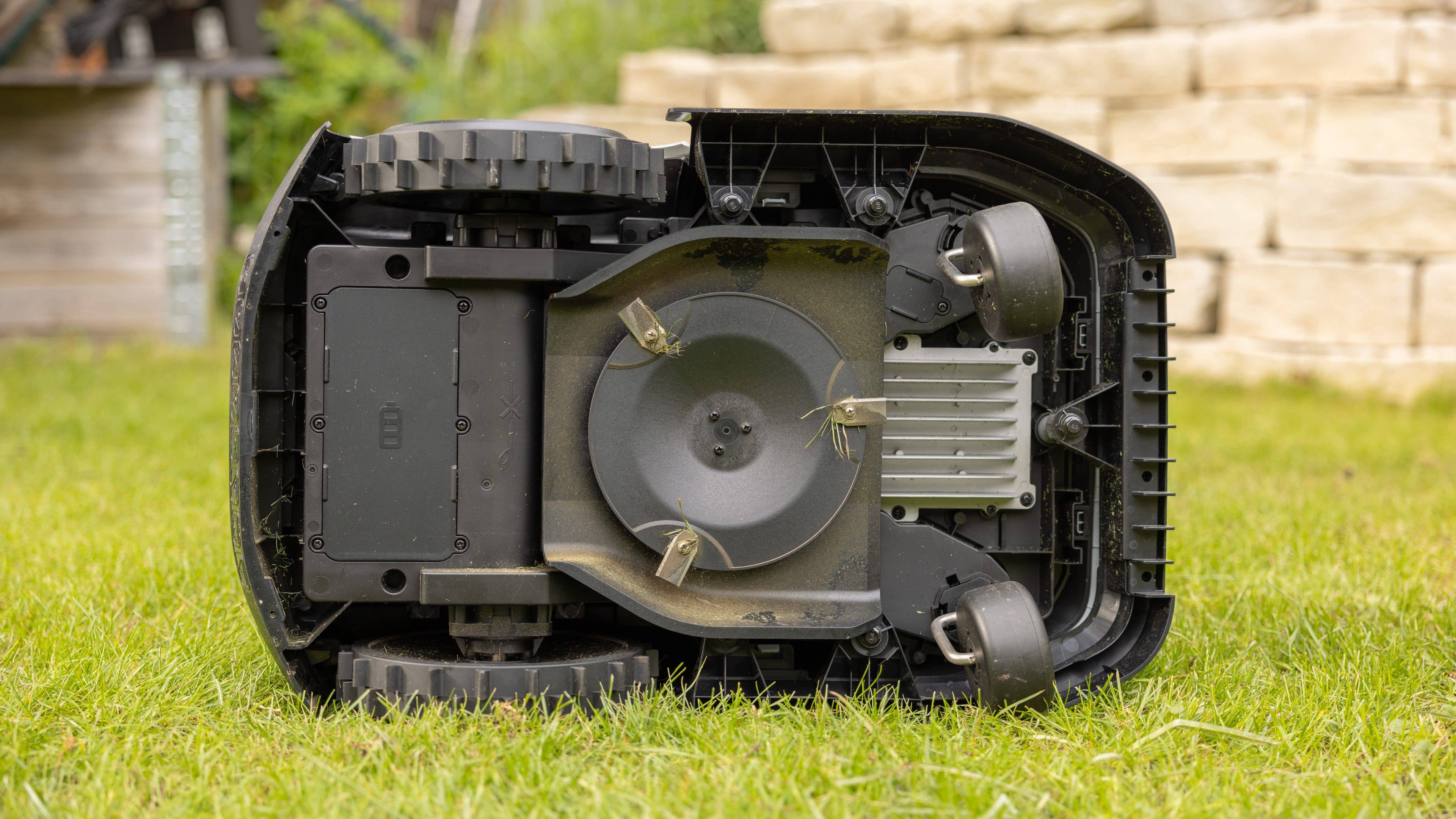 Kiss goodbye to poorly mowed lawns with the Goat G1-800.