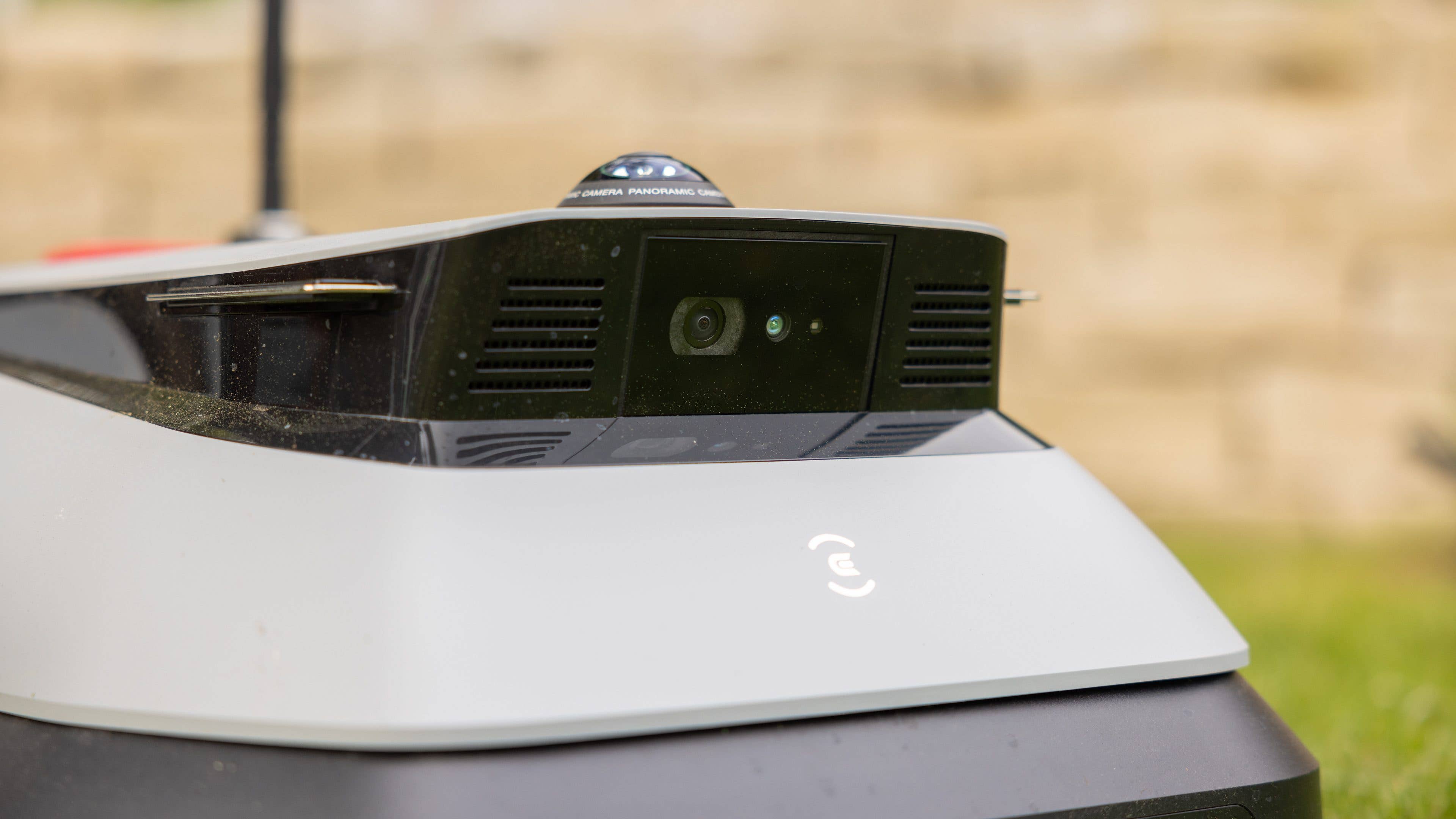 The Goat G1-800 offers flawless navigation and obstacle detection.