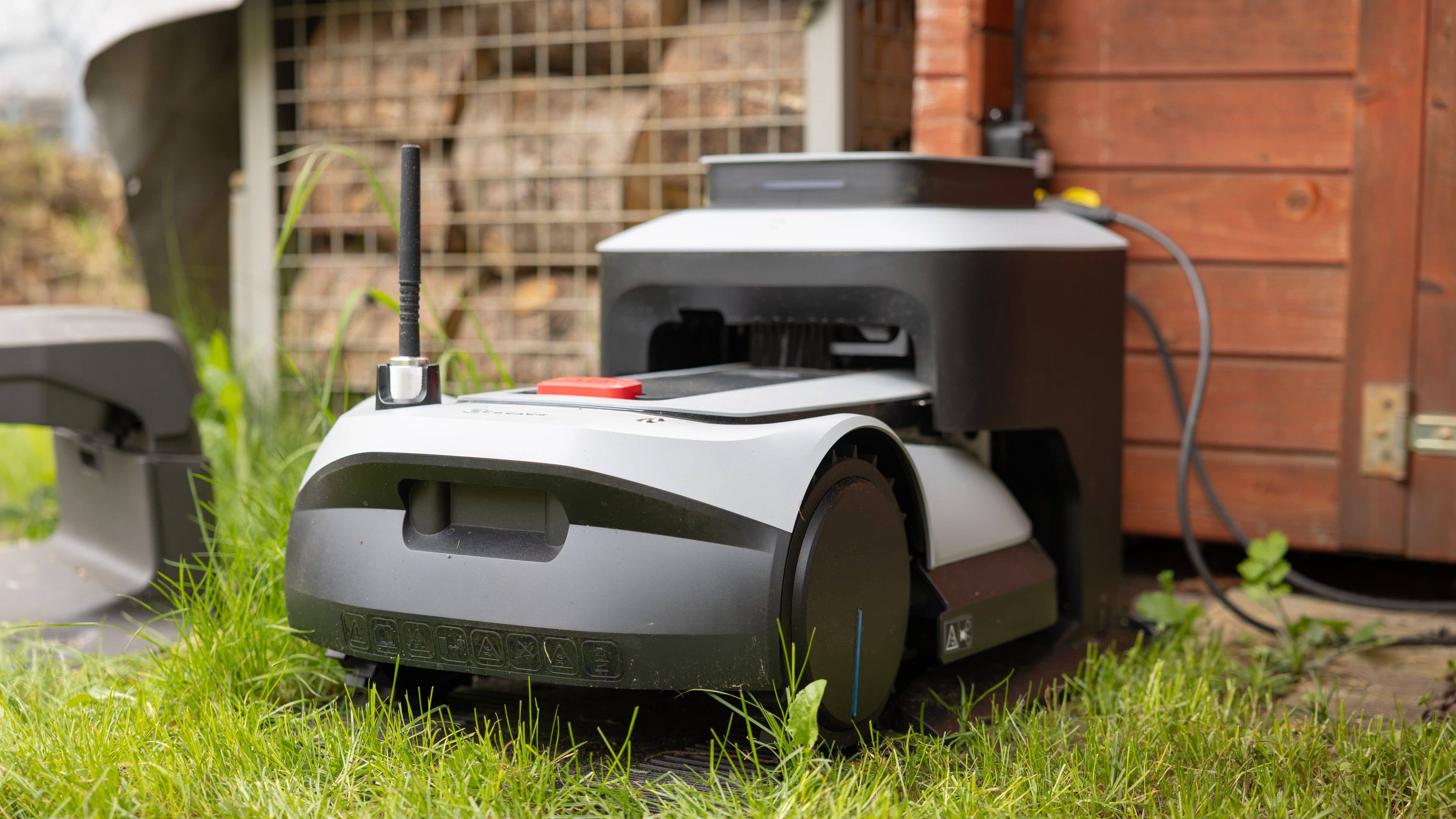 If you want a garage for the Ecovacs Goat G1-800, be prepared to fork out another €149.