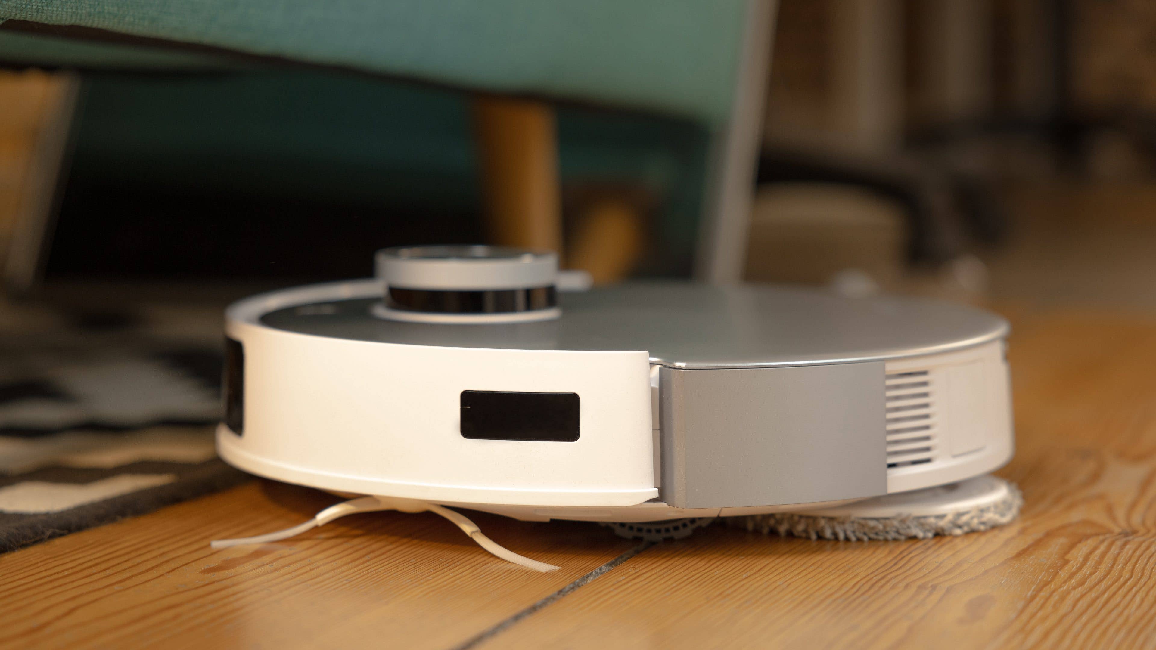 Ecovacs Deebot T20 Omni viewed from the side