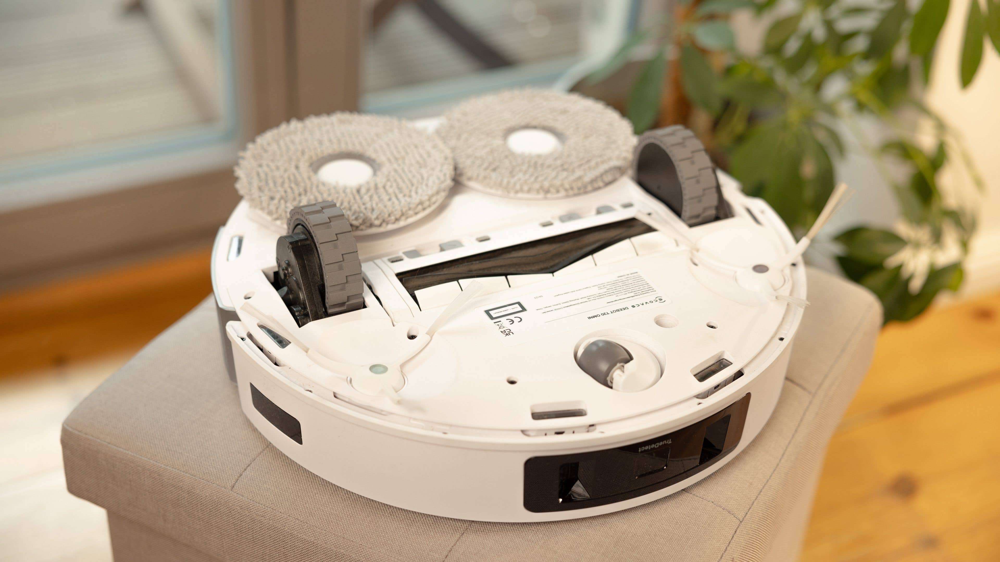 Ecovacs Deebot T20 Omni upside down