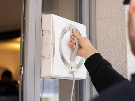 Ecovacs Winbot W2 Omni Review: A Smart Window-Cleaning Robot with a Docking Station