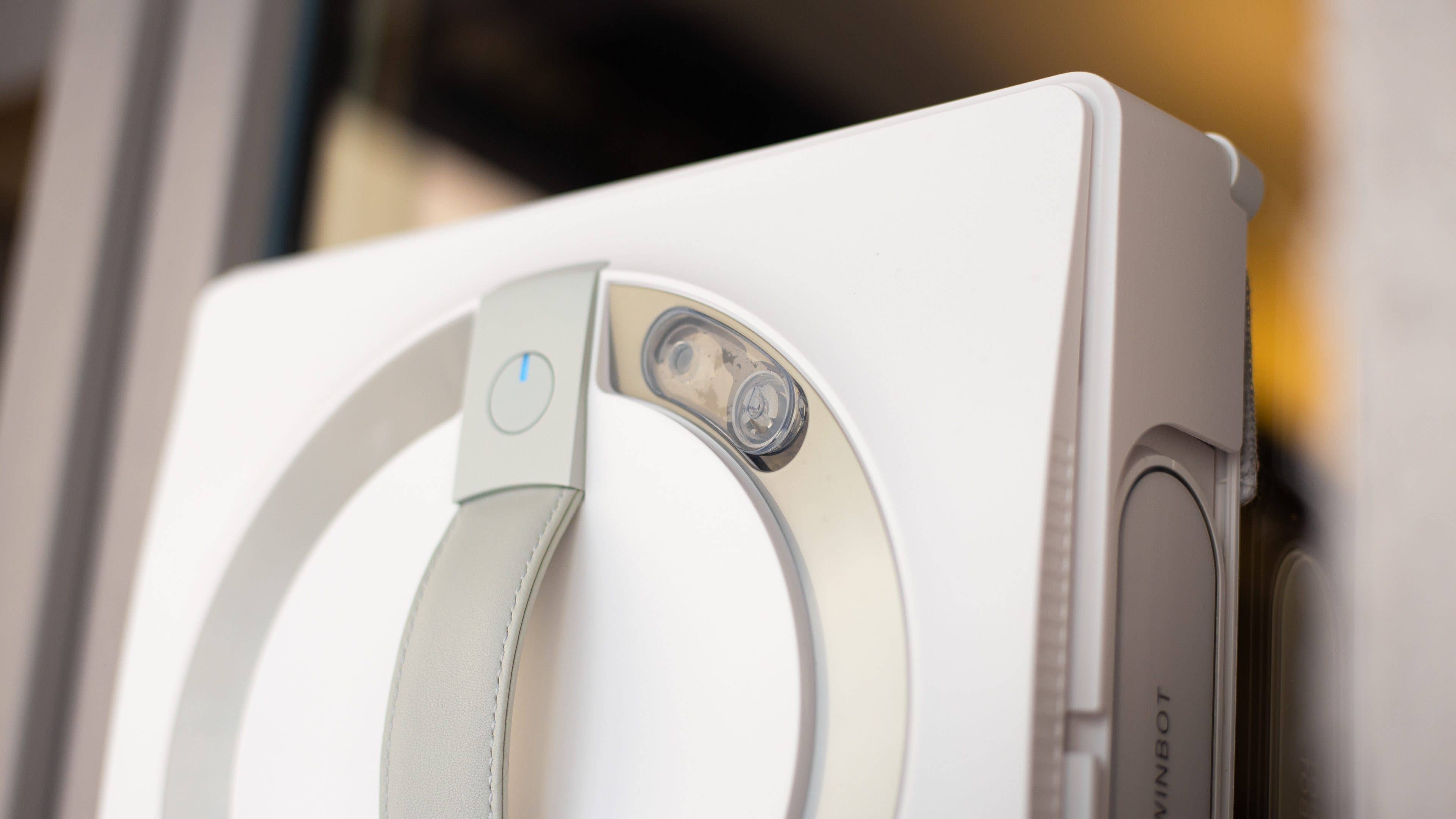 Thankfully, bumpers have been installed in the Winbot W2 Omni to protect it from unexpected knocks.