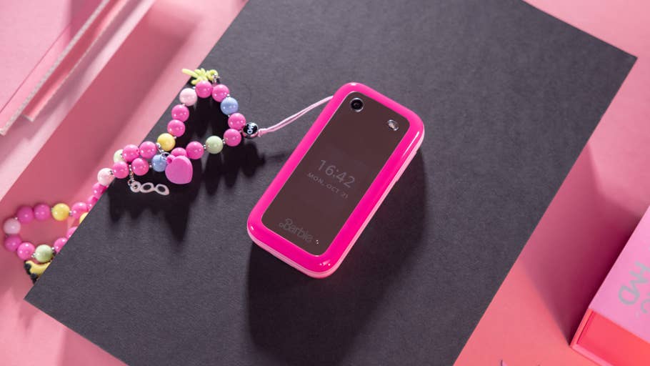 This mirror on the HMD Barbie Phoneu0027s flip catches way too many fingerprints and never gets clean.