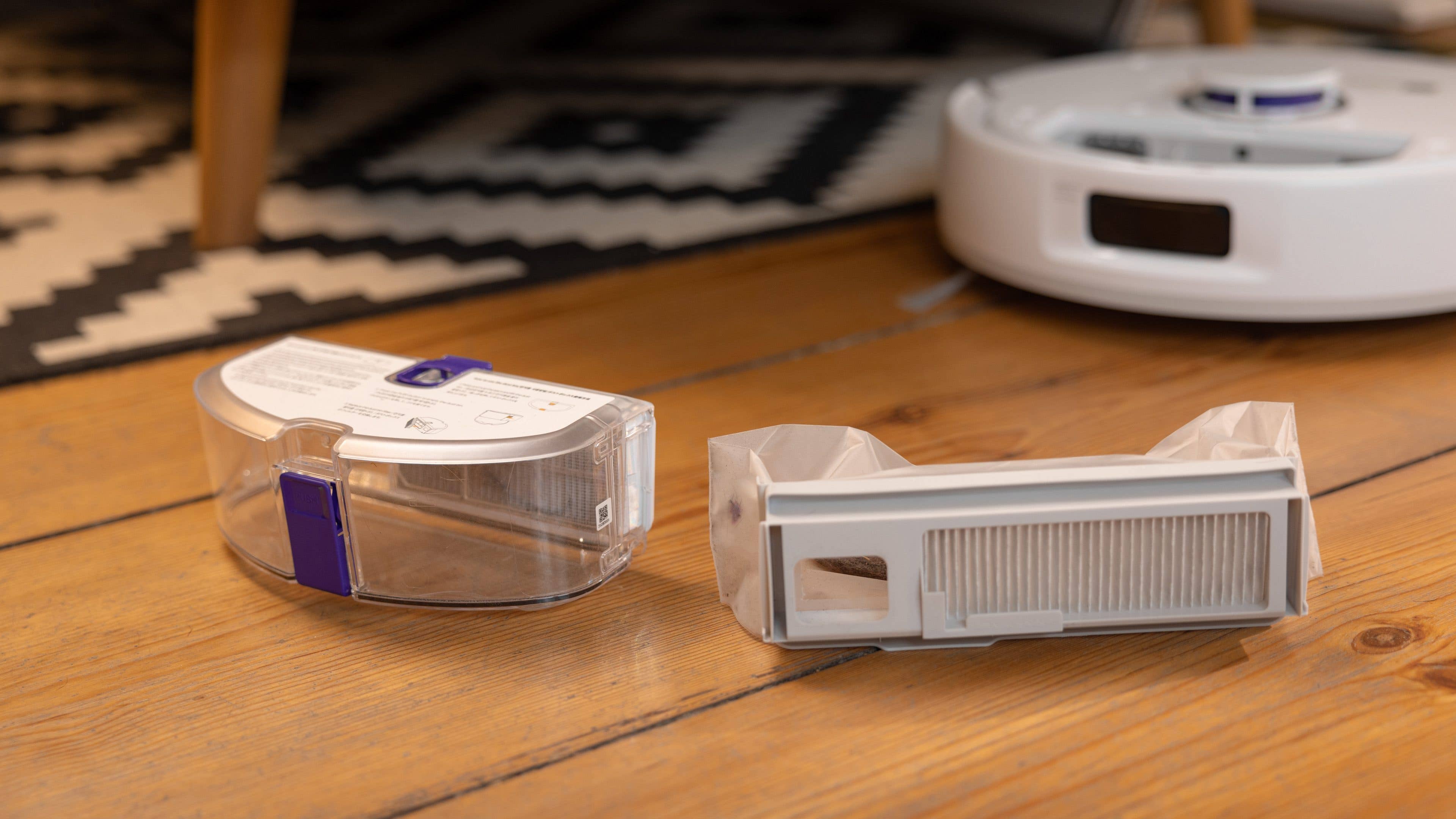 You can use a standard dust container or a dust bag in the Narwal Freo X Utlra. You can use a standard dust container or a dust bag in the Narwal Freo X Utlra.