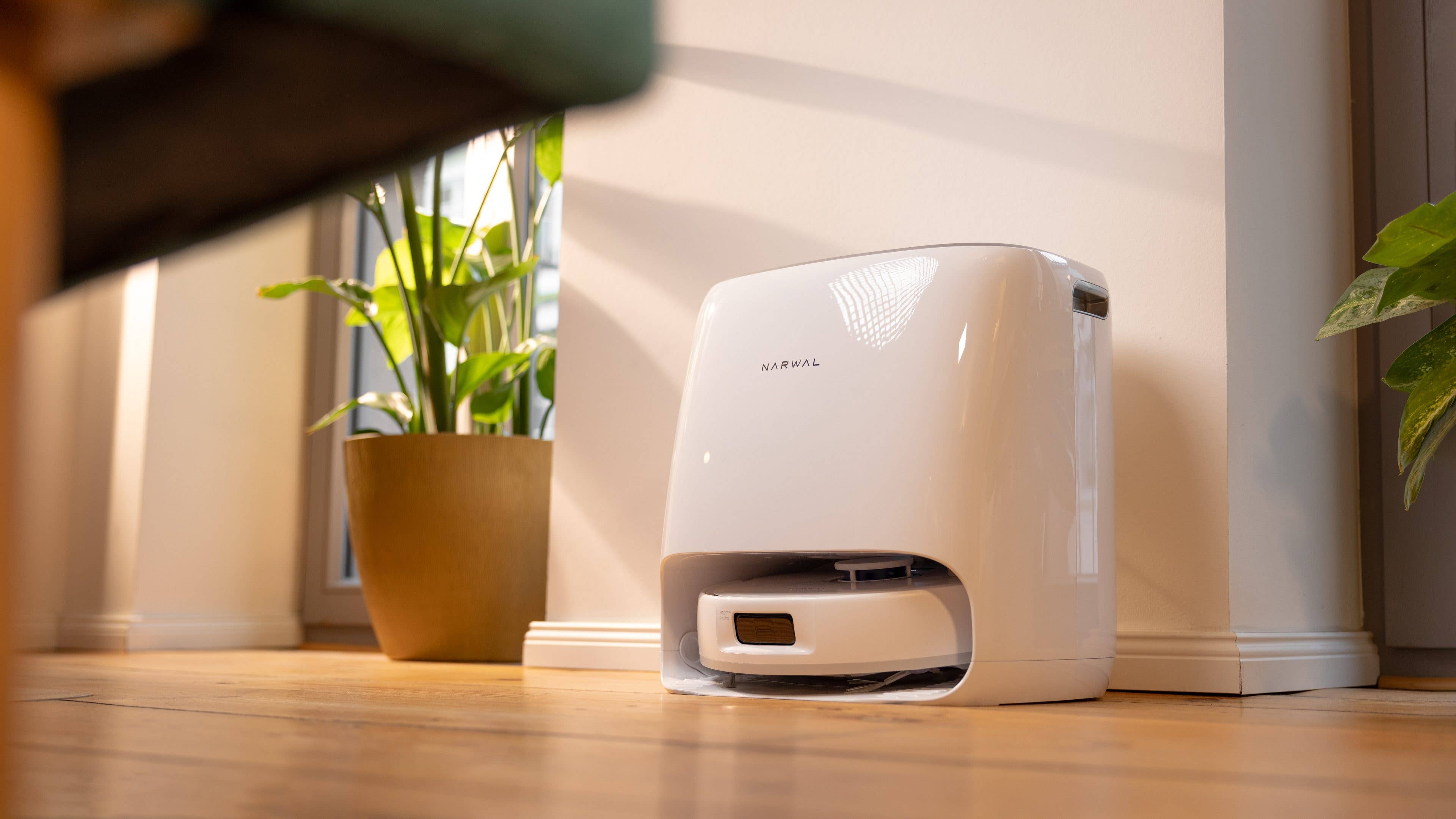 While it lacks a self-emptying function, the mopping pads do receive a thorough cleaning. While it lacks a self-emptying function, the mopping pads do receive a thorough cleaning.