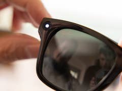 Meta Smart Glasses outward-facing LED