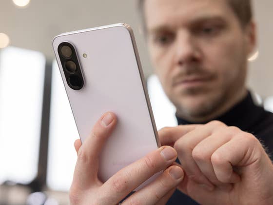 Samsung’s Software Promise Is Wild, And It’s Killing the Flagships