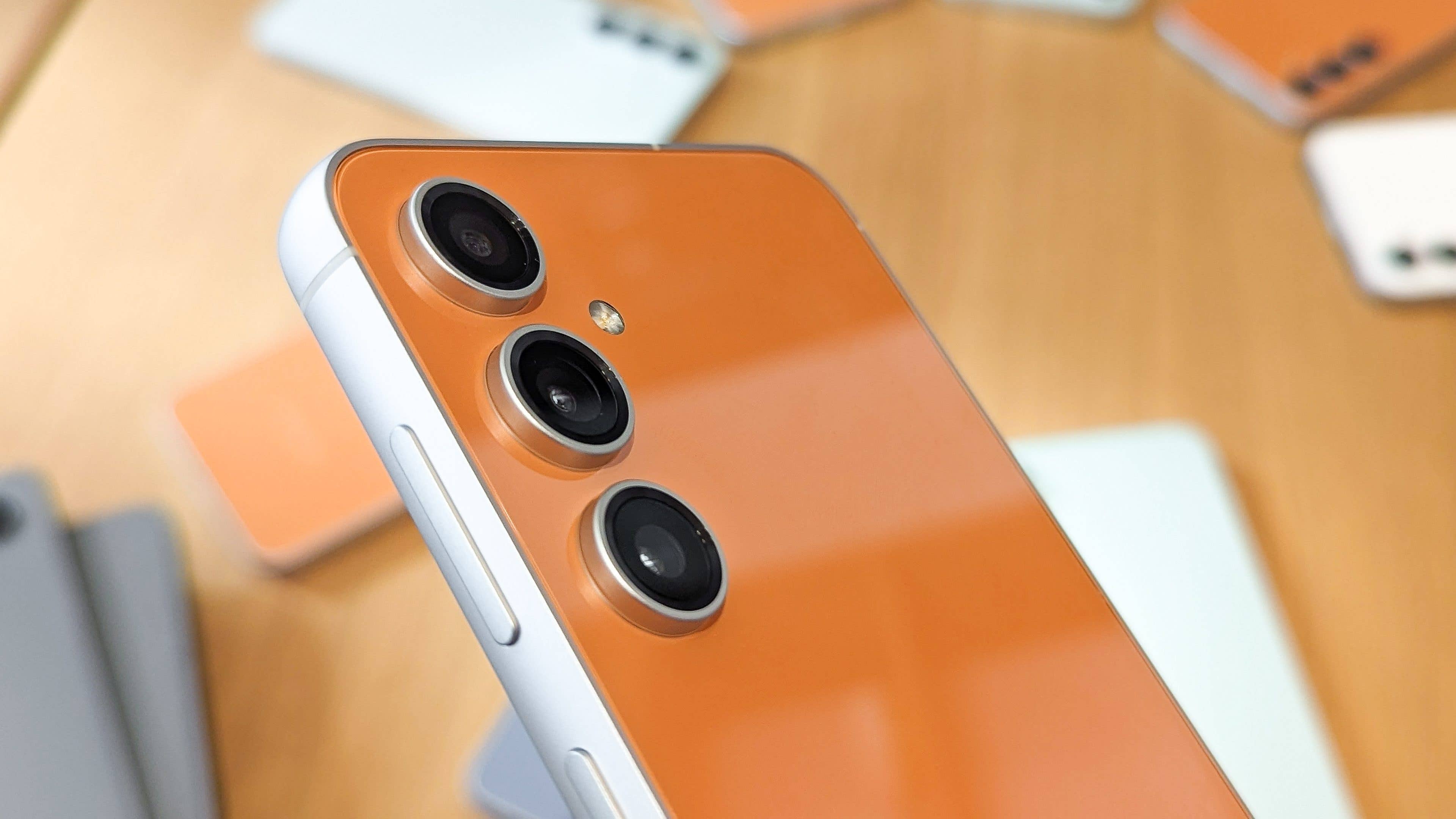 The back of the S23 FE in the Tangerine makes it look less susceptible to fingerprints. The back of the S23 FE in the Tangerine makes it look less susceptible to fingerprints.