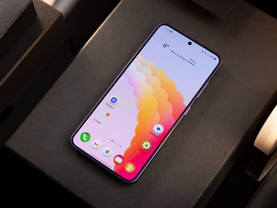 End of Compact Phones: Samsung Galaxy S25 to Feature a Larger Display
