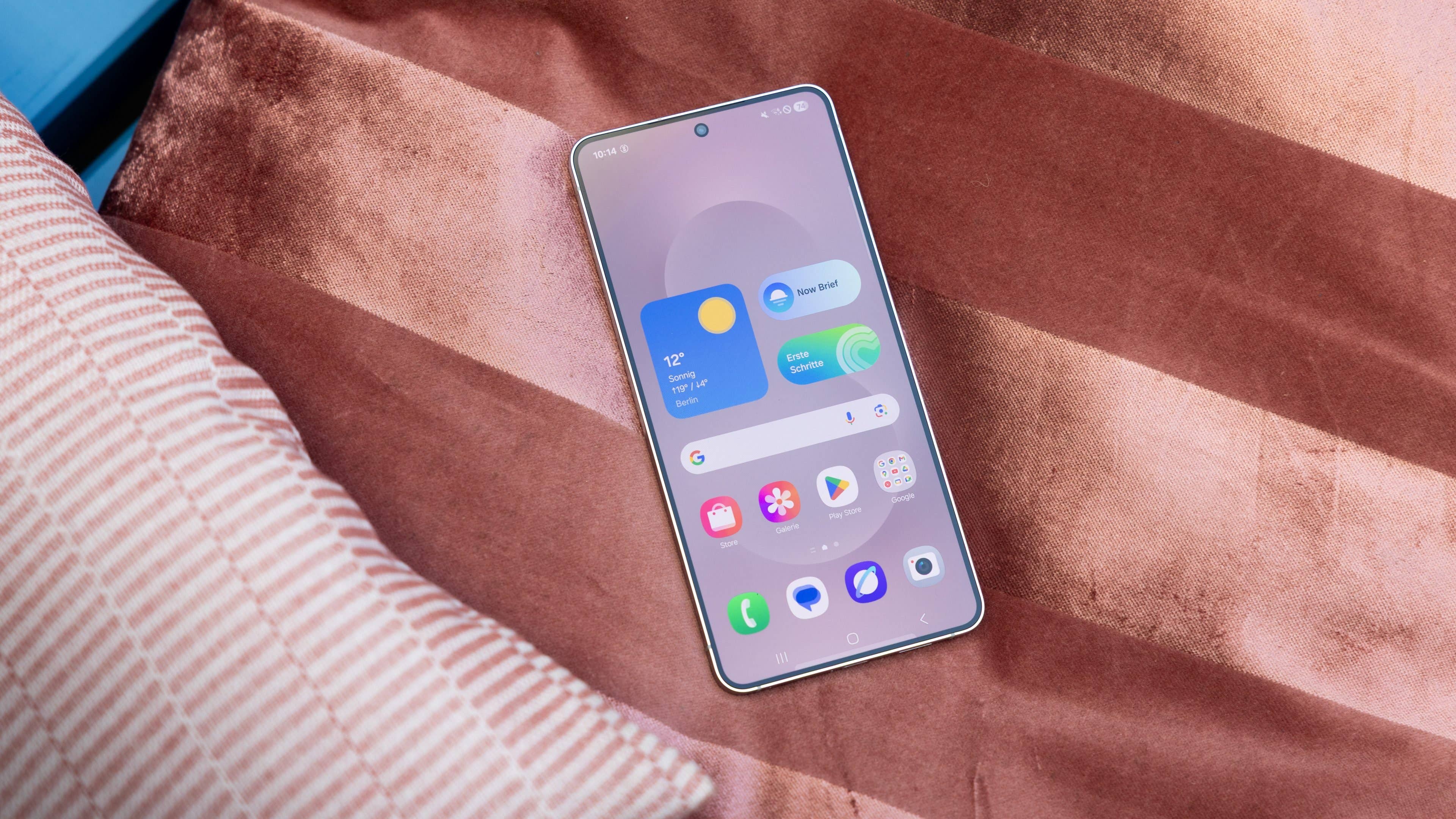 Samsung Galaxy S25 Edge display showing One UI interface on a soft fabric surface.