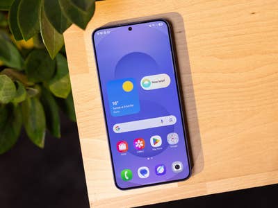 Samsung Galaxy S25 Plus displaying One UI 7 home screen with weather widget and app icons.