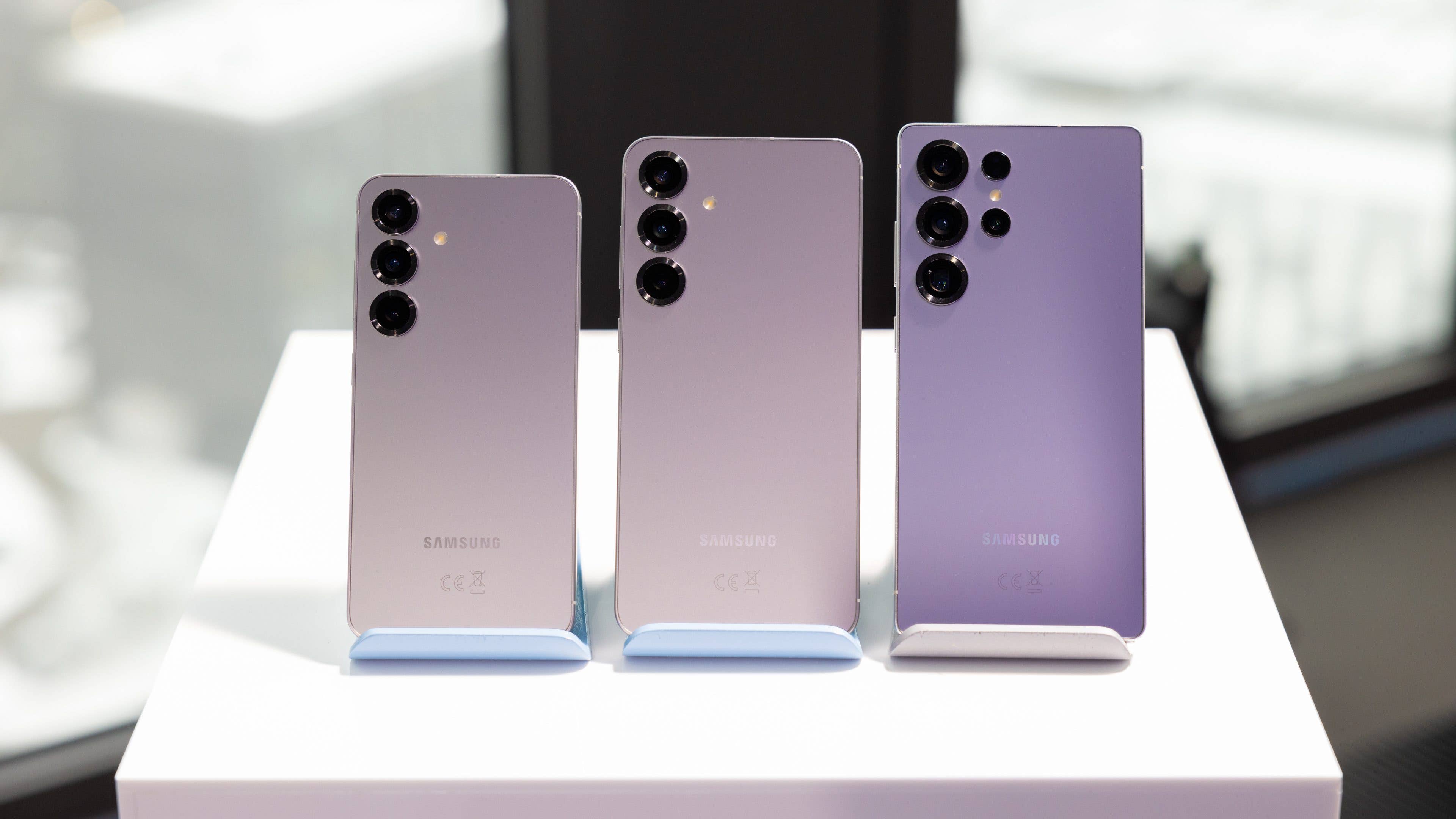 Xiaomi 17 Pro and 17 Pro Max with rear secondary displays