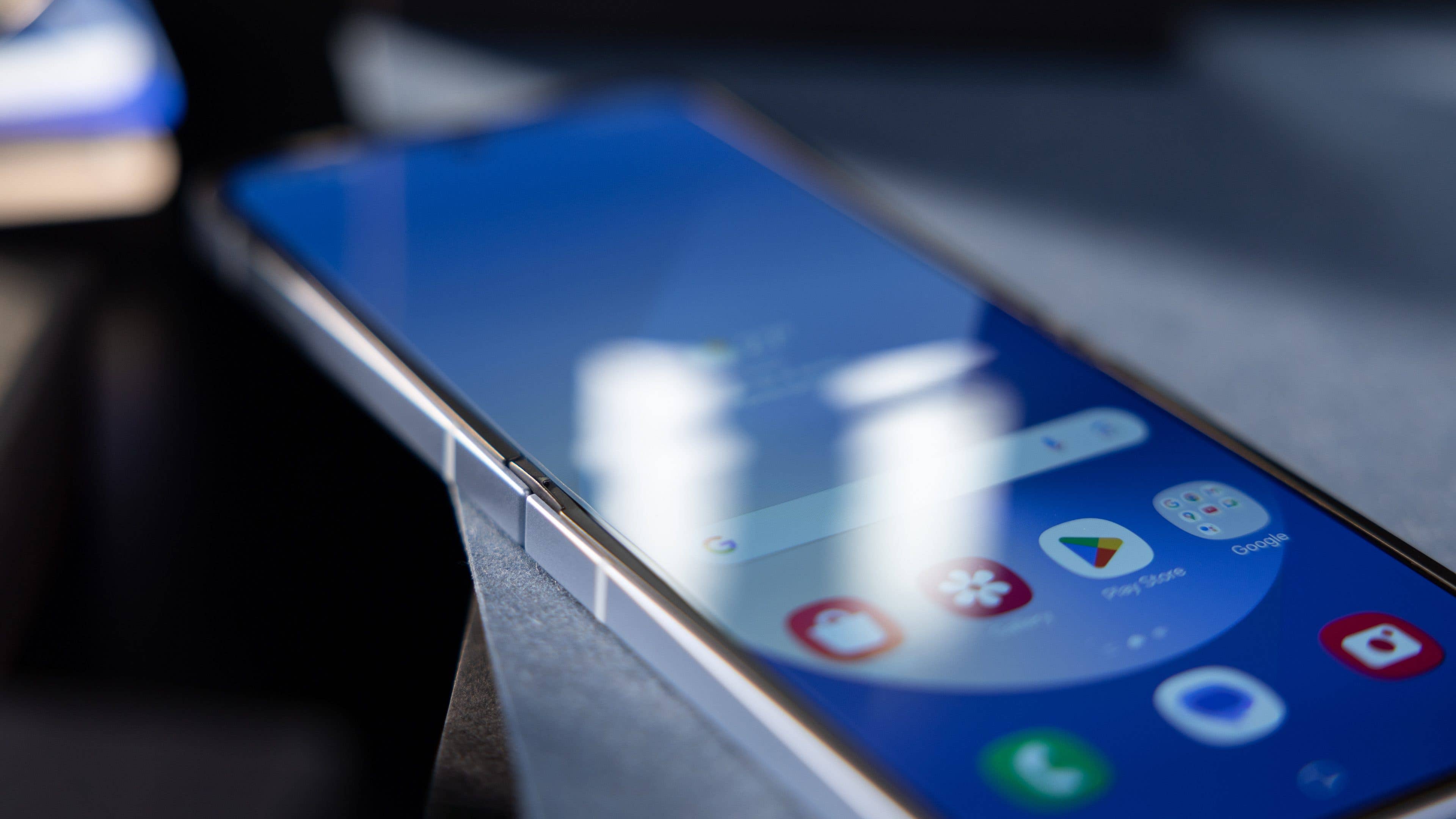 The crease of the Galaxy Z Flip 6 display in detail The crease of the Galaxy Z Flip 6 display in detail