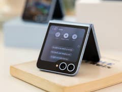 Samsung Galaxy Z Flip 6 front display in detail