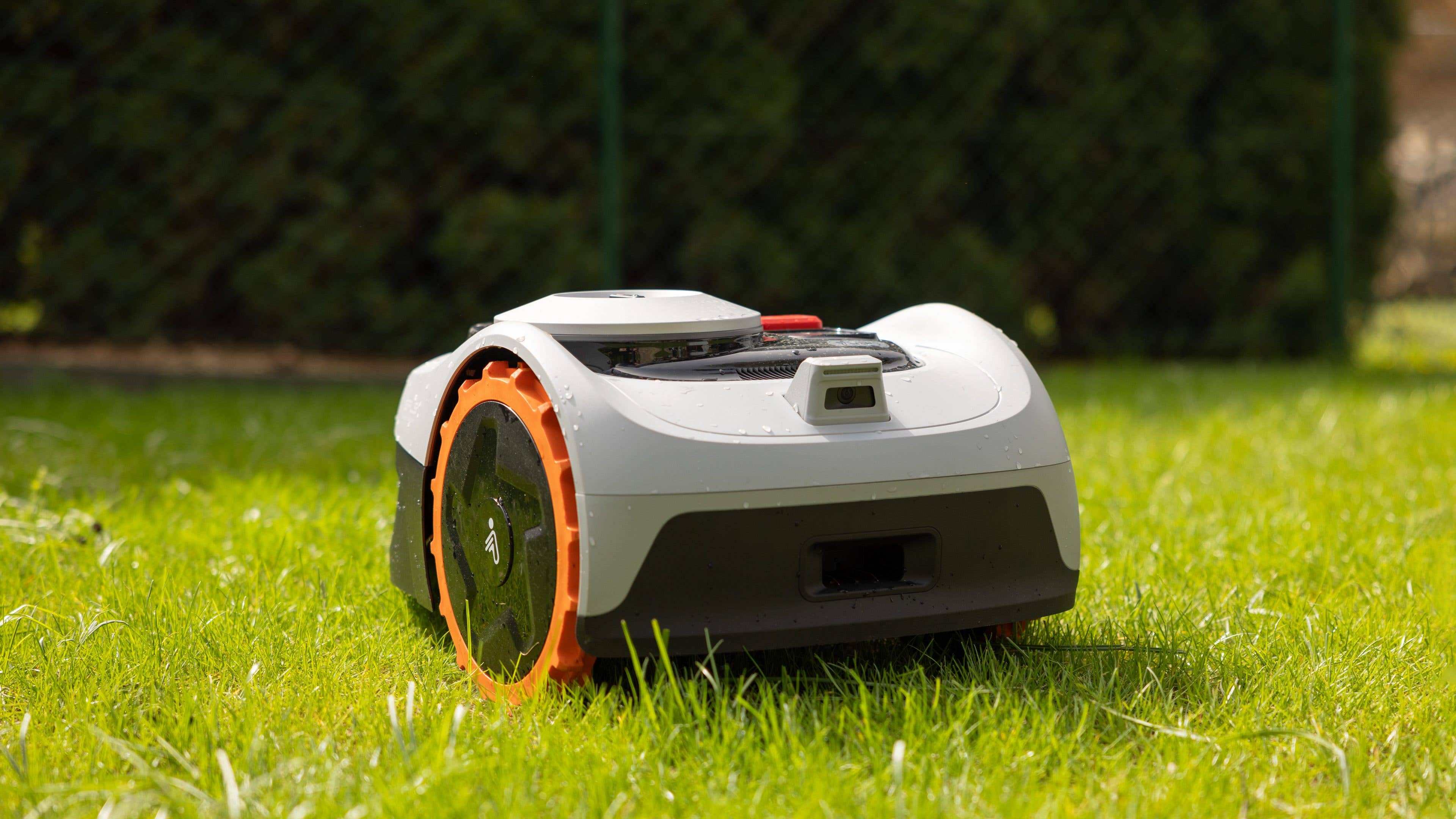 Segway Navimow i105 outdoors Segway Navimow i105 outdoors