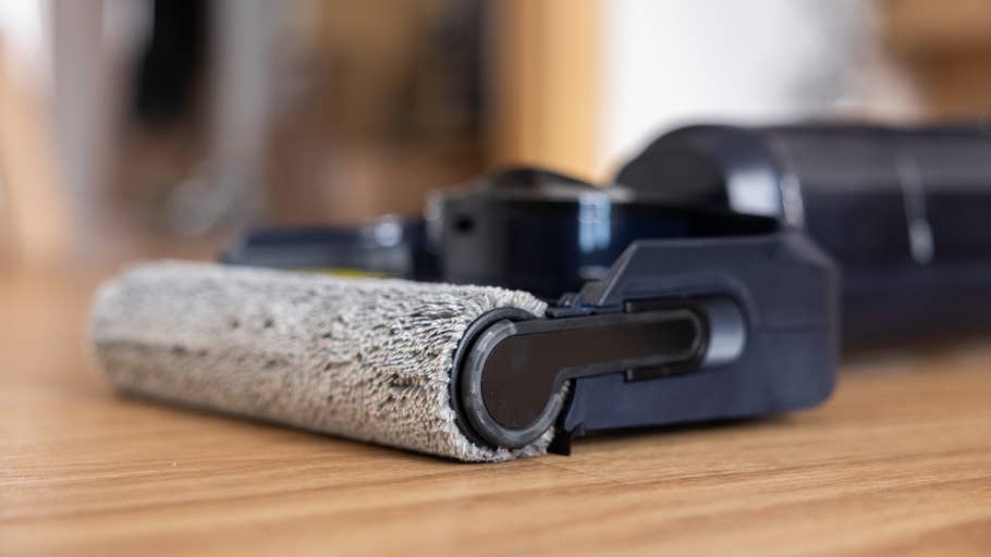 Close-up of the cleaning roller of the Tineco Floor One S7 vacuum cleaner on a wooden floor.
