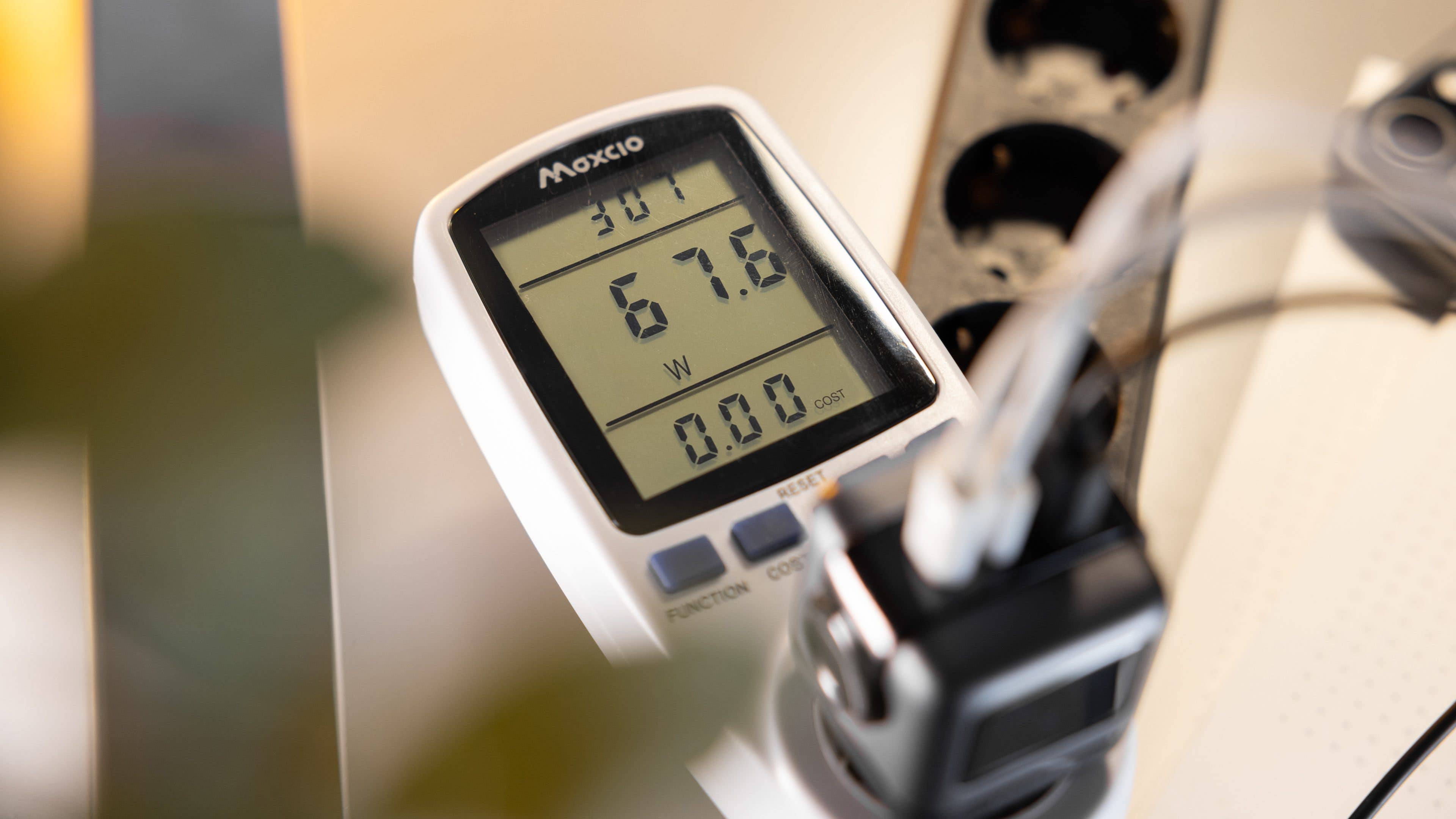 When charging the MacBook Pro 16, this charger outputs 65 W of power. When charging the MacBook Pro 16, this charger outputs 65 W of power.