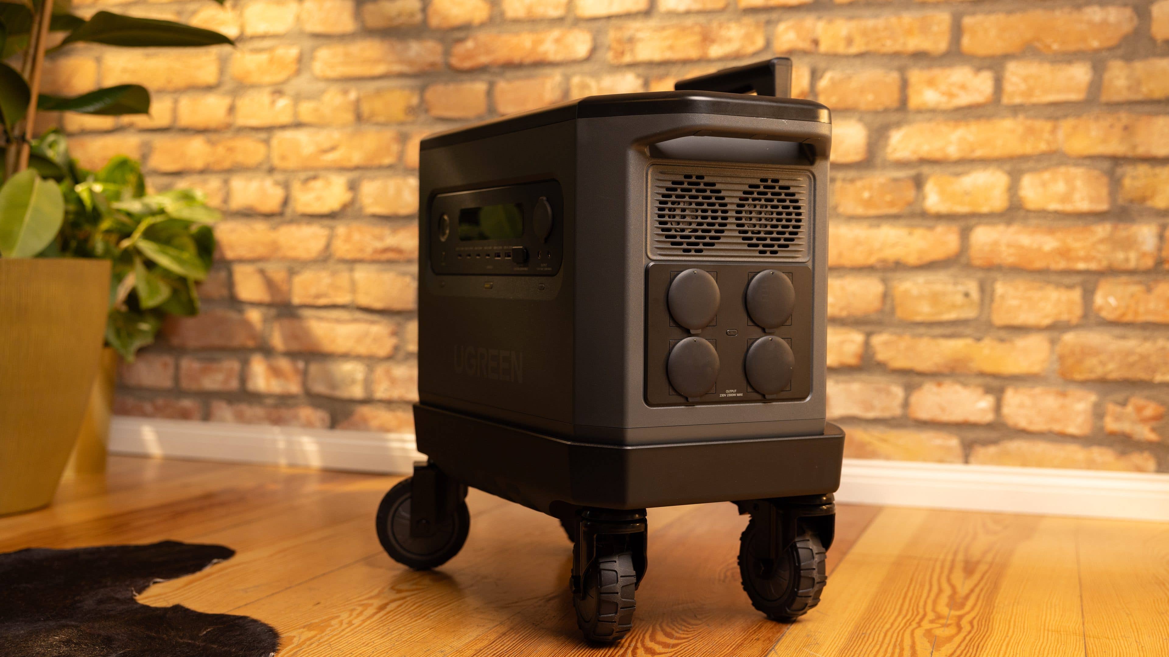 Ugreen PowerRoam 2200 has ports on the left and right.