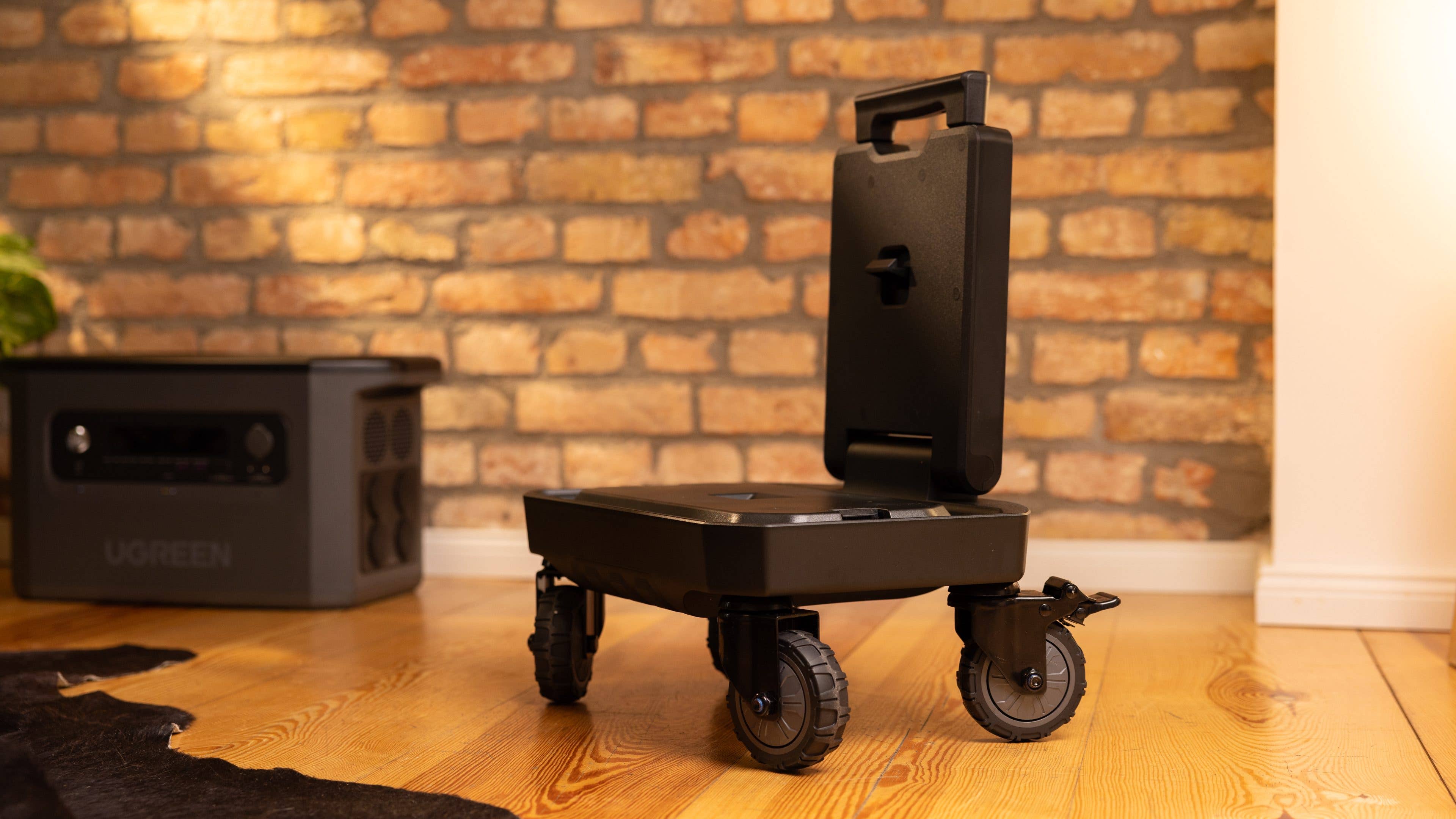 Ugreen PowerRoam 2200 comes with a trolley.