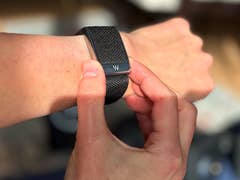 In order to use then ECG feature, you need to positionate your index finger and thumb on the senors by the side of the buclke.
