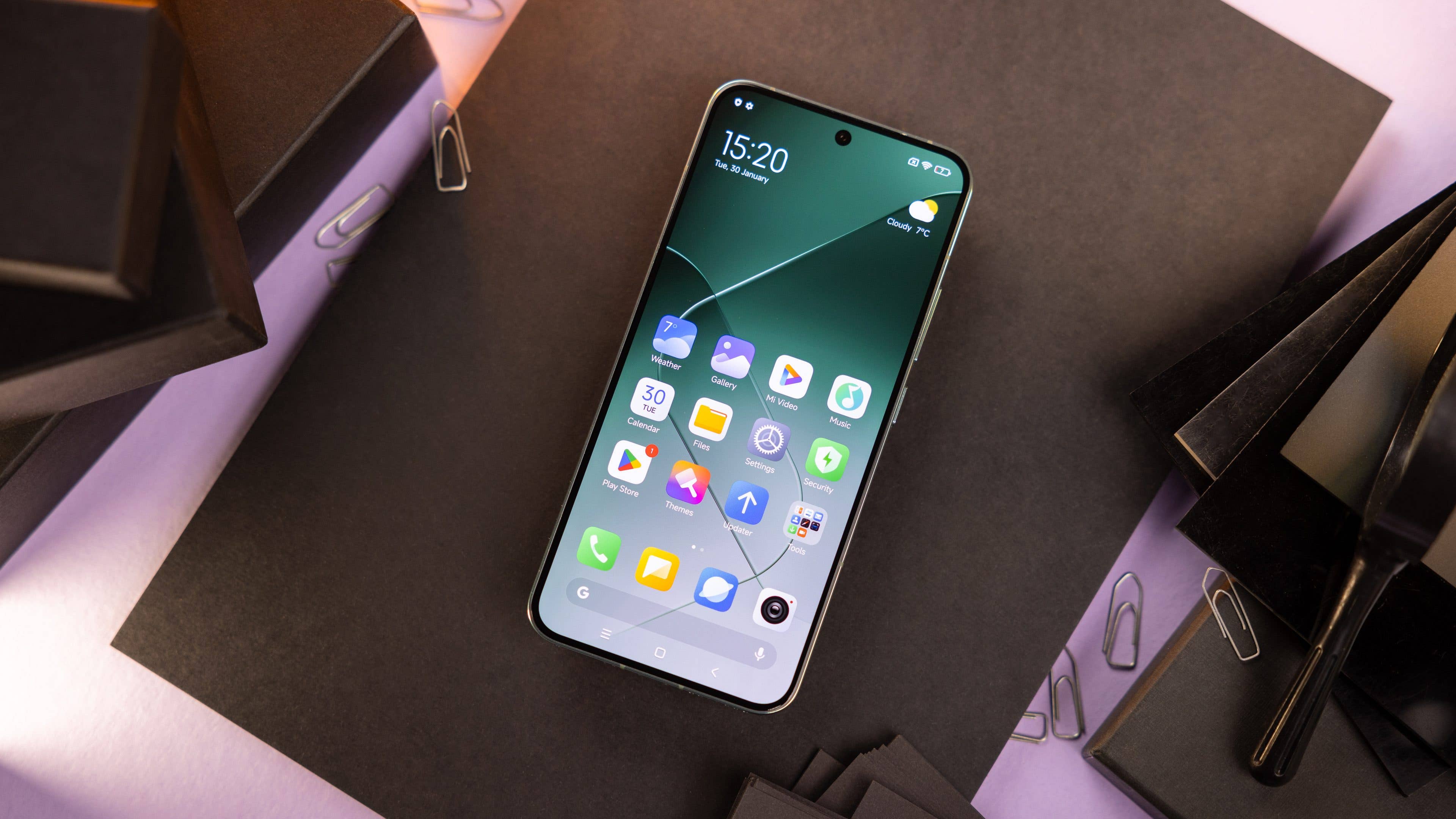 You get a flat AMOLED display on the Xiaomi 14.