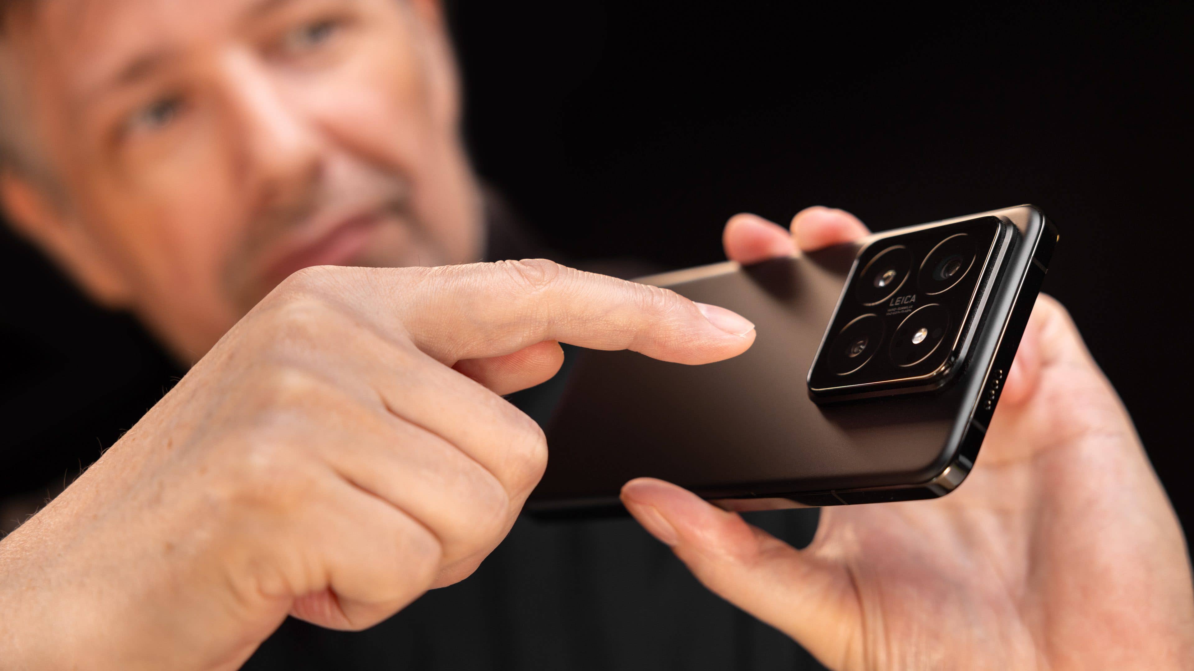 Xiaomi 14 Pro back cover in detail Xiaomi 14 Pro back cover in detail