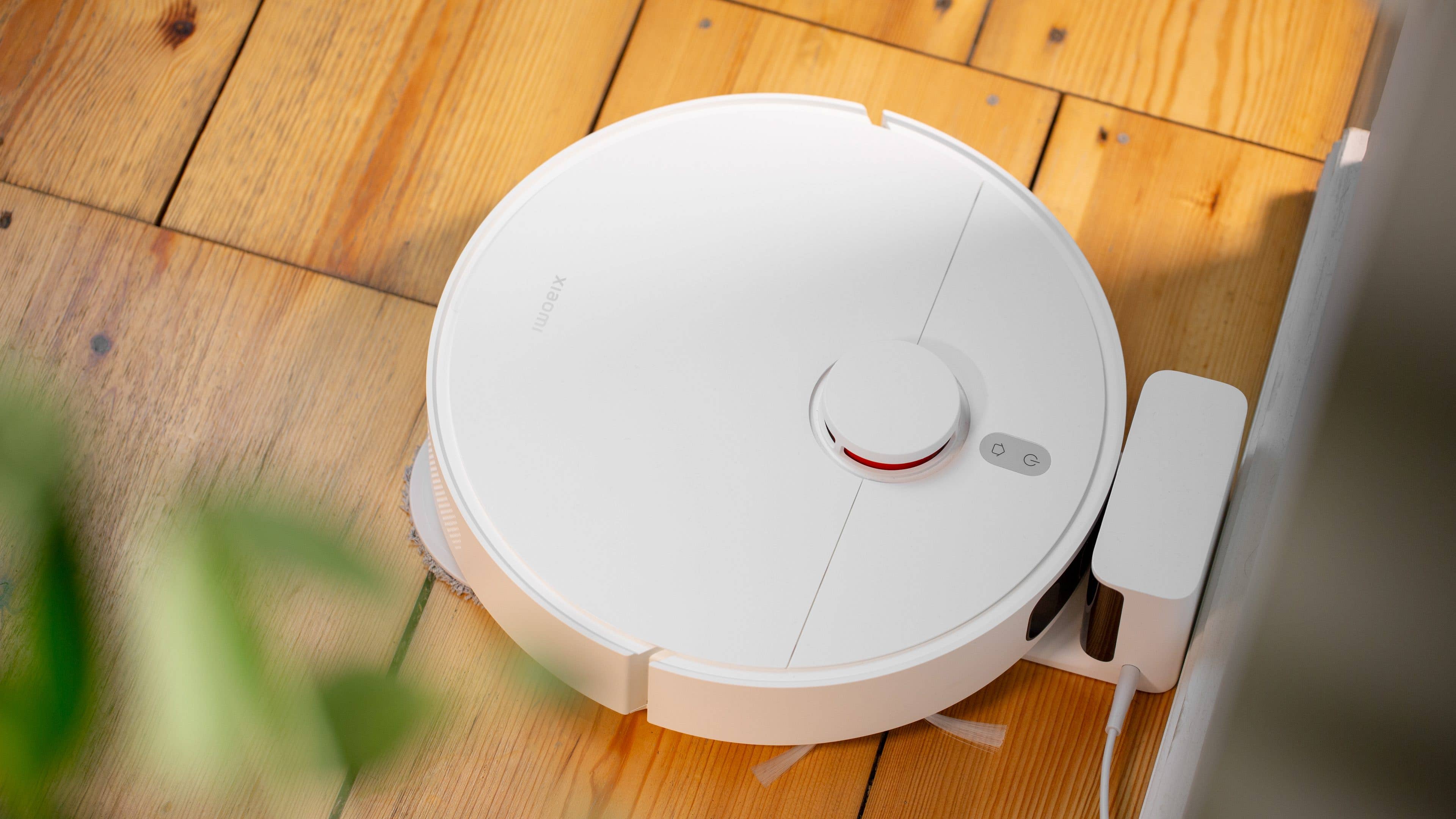 Xiaomi S10+ and its charging dock