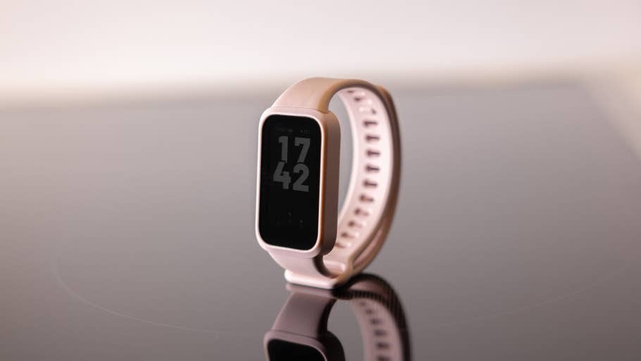 A Xiaomi Smart Band 9 Active displayed on a reflective surface showing time 17:42.